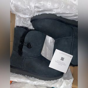 BRAND NEW UGG Bailey Button II -4Y/5.5W